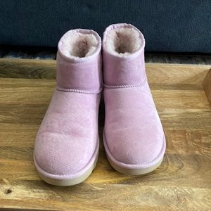 Womens size 9 UGG classic mini boot in wildflower